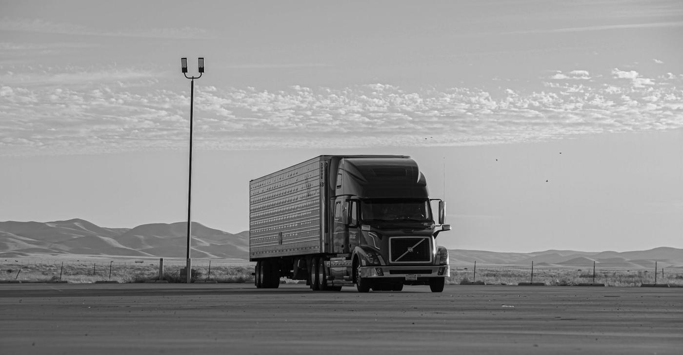 Caminhão em rodovia visto de frente